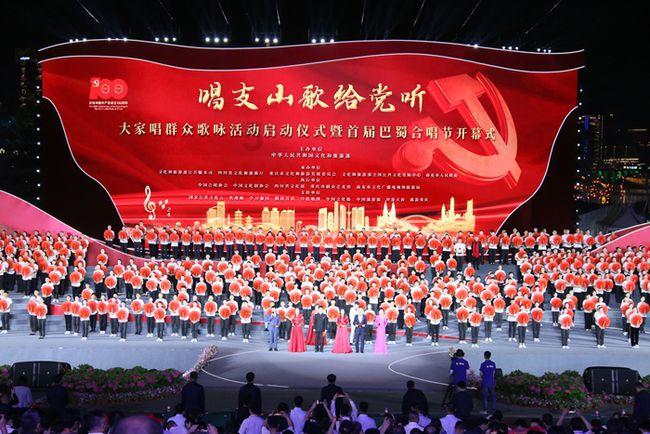 美到没天理！杨幂新中式黑色吊带裙外搭黑外套，松弛迷人状态饱满